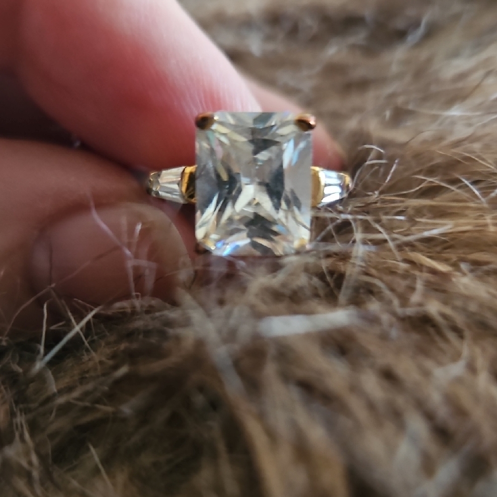 Elegant Silver and Gold Ring with Clear Gemstone